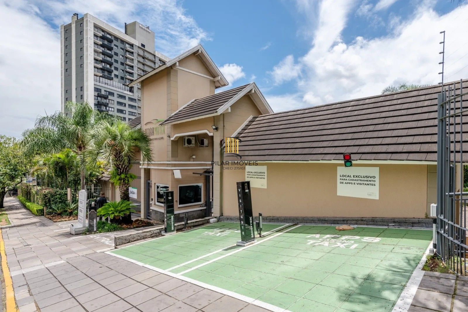 Belíssima casa em condomínio com 218,3m² com 4 dorm., 2 suítes e 2 vagas. Situada no charmoso Residencial Terra Mater.