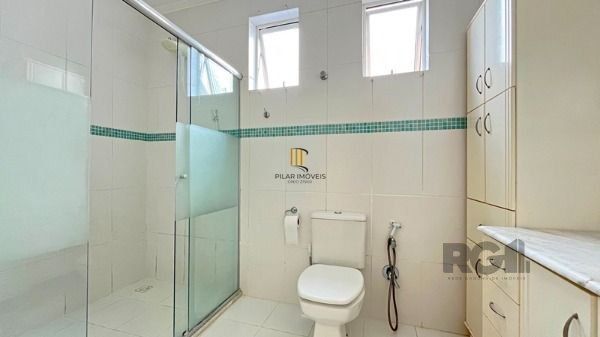 Casa em Porto Alegre, no bairro Nonoai, com 4 dormitório(s), à venda.