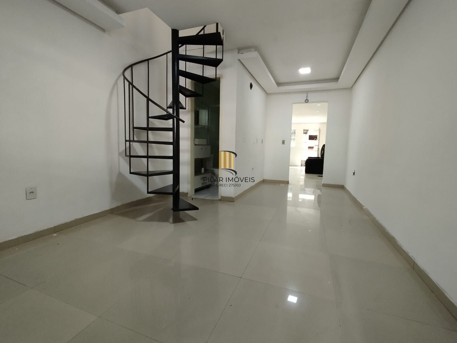 Casa 2 dorm, sala, cozinha, banheiro e área gourmet. Aceita carro no negócio. Nã