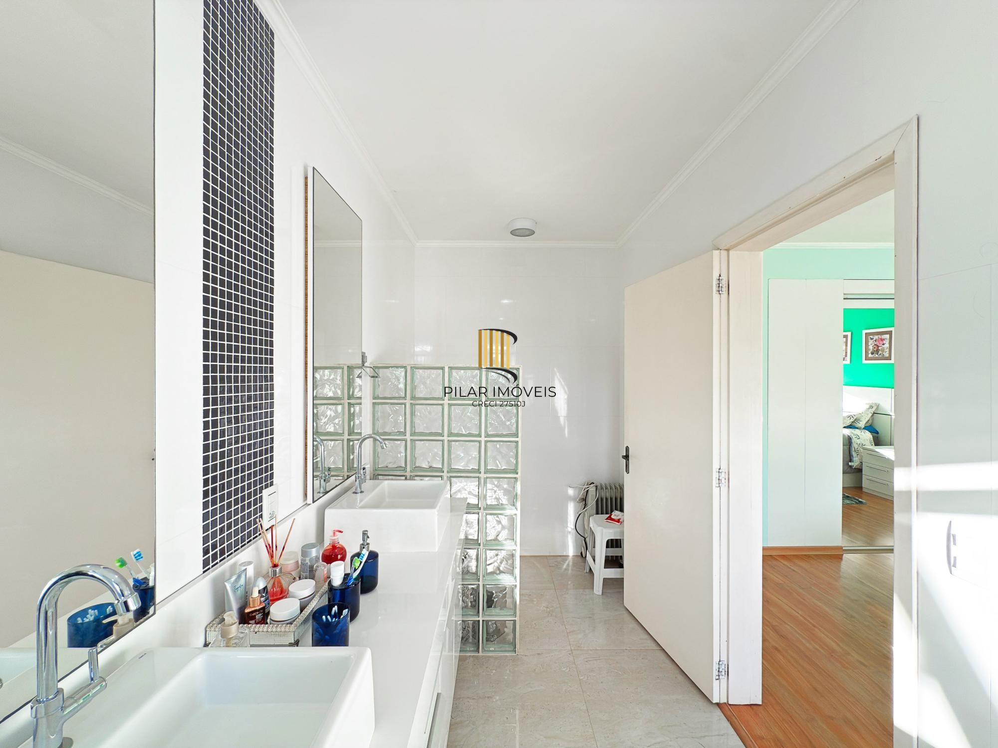 Residência com 4 Dormitório(s) Bairro Vila Nova
