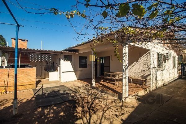 Casa em Porto Alegre, no bairro Vila Nova, com 6 dormitório(s), e 6 banheiros, à