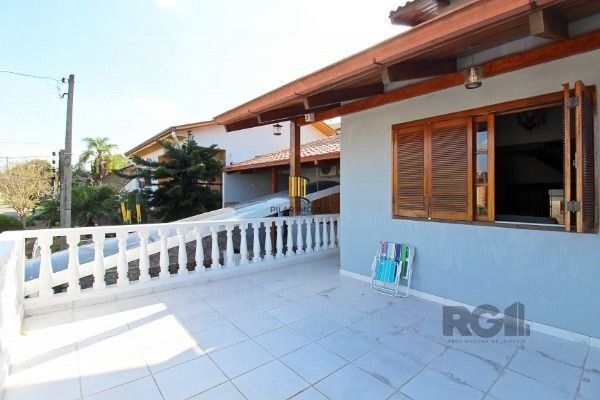 Sobrado em Porto Alegre, no bairro Vila Nova, com 3 dormitório(s), e 3 banheiros