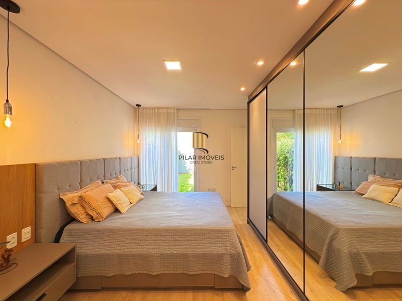 Casa térrea em condomínio fechado com 3 suítes.