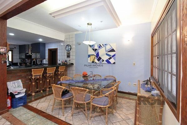 Casa em Porto Alegre, no bairro Guarujá, com 3 dormitório(s), e 3 banheiros, à v