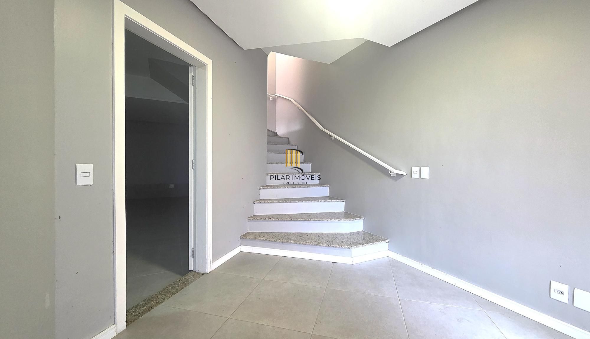 Excelente casa em condomínio fechado, com 252 m² de área privativa, com 4 dormitórios, 1 suíte e 2 vagas de garagem.