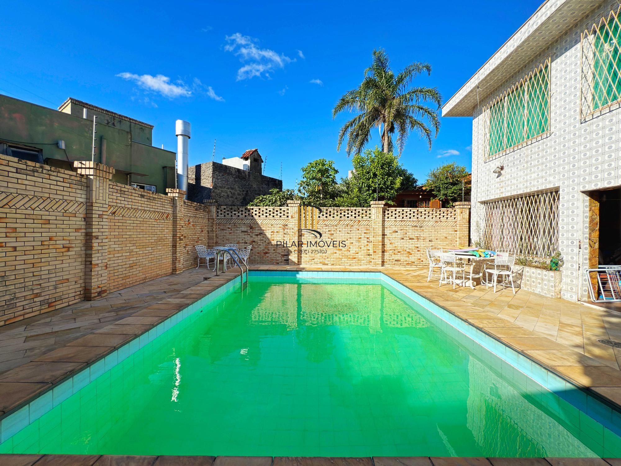 Ótima residência com 4 dormitórios, lareira e piscina no coração do bairro Tristeza.