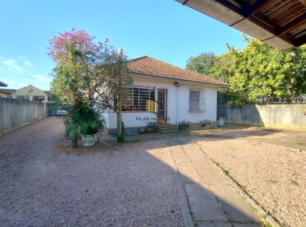 Casa em Porto Alegre, no bairro Vila Nova, com 3 dormitório(s), e 3 banheiros, à