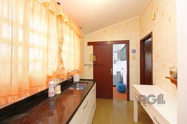 Casa em Porto Alegre, no bairro Guarujá, com 3 dormitório(s), à venda.