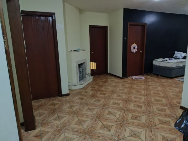Casa em Porto Alegre, no bairro Vila Nova, com 4 dormitório(s), e 4 banheiros, à