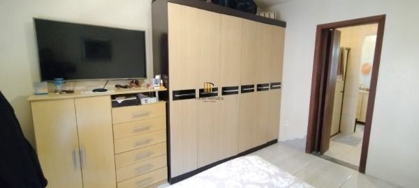 Casa em Porto Alegre, no bairro Camaquã, com 2 dormitório(s), e 2 banheiros, à v