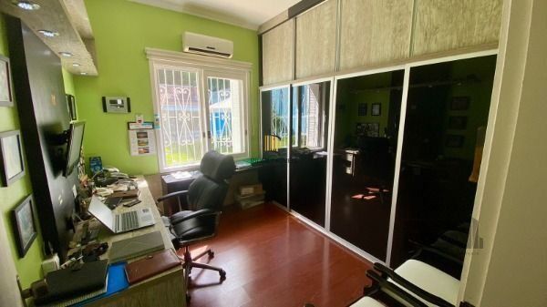 Casa em Porto Alegre, no bairro Vila Assunção, com 3 dormitório(s), e 3 banheiro