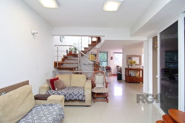 Casa em Porto Alegre, no bairro Tristeza, com 3 dormitório(s), e 3 banheiros, à 