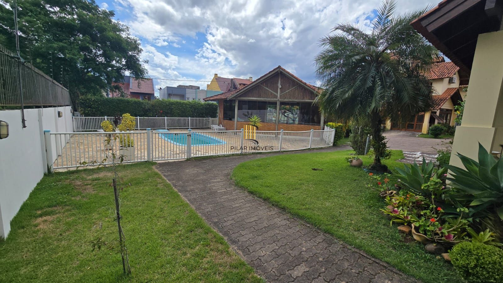 Casa em condomínio fechado com 3 dormitórios-1 suíte no Bairro Guarujá