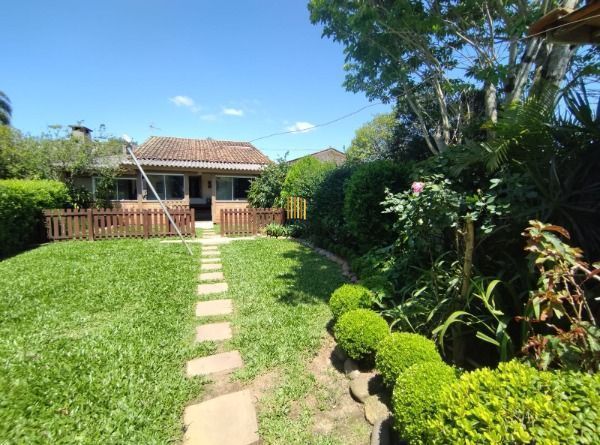 Casa em Porto Alegre, no bairro Vila Nova, com 2 dormitório(s), e 2 banheiros, à