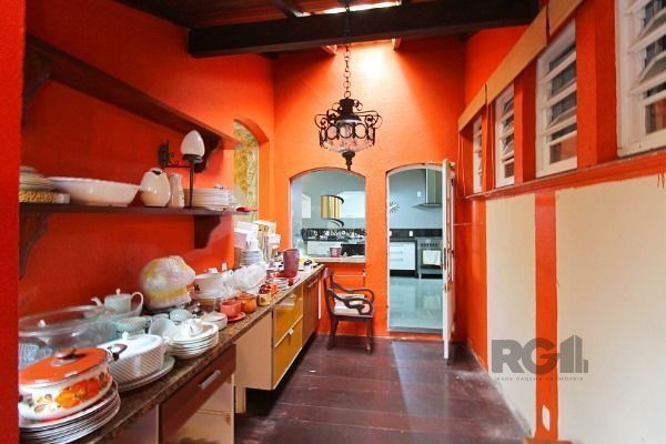 Casa em Porto Alegre, no bairro Pedra Redonda, com 7 dormitório(s), e 7 banheiro