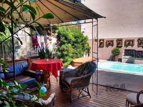 Casa em Porto Alegre, no bairro Tristeza, com 3 dormitório(s), e 3 banheiros, à 