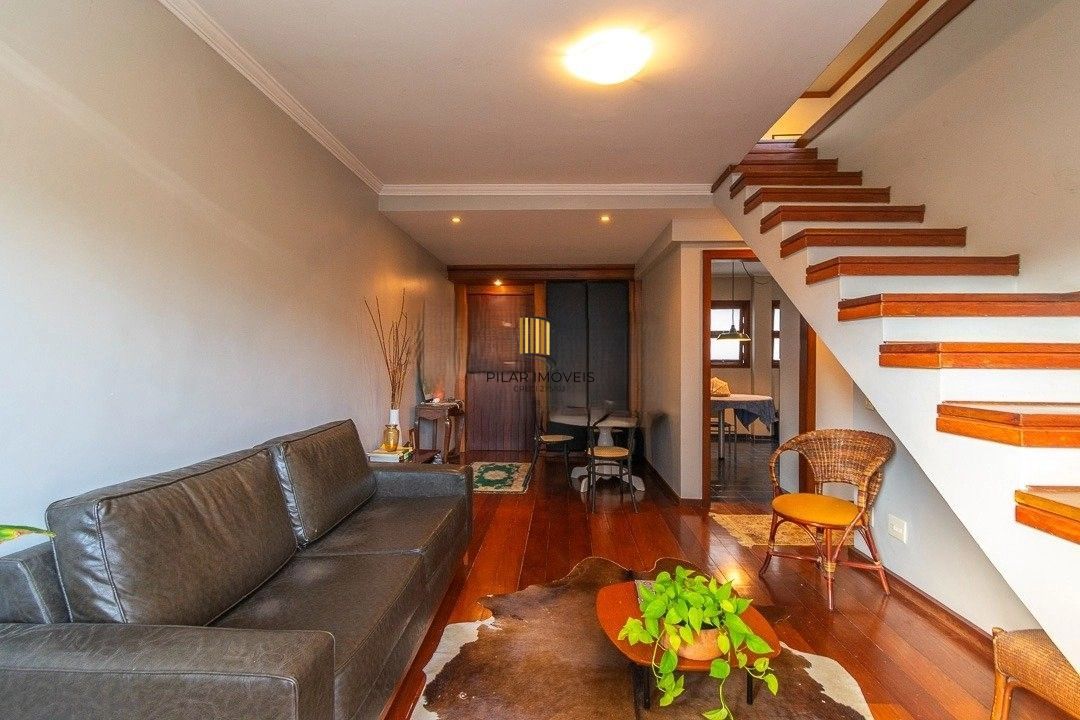 Cobertura ensolarada no coração de Petrópolis — 2 (ou 3) dormitórios + 1 vaga escriturada - Pilar Imóveis