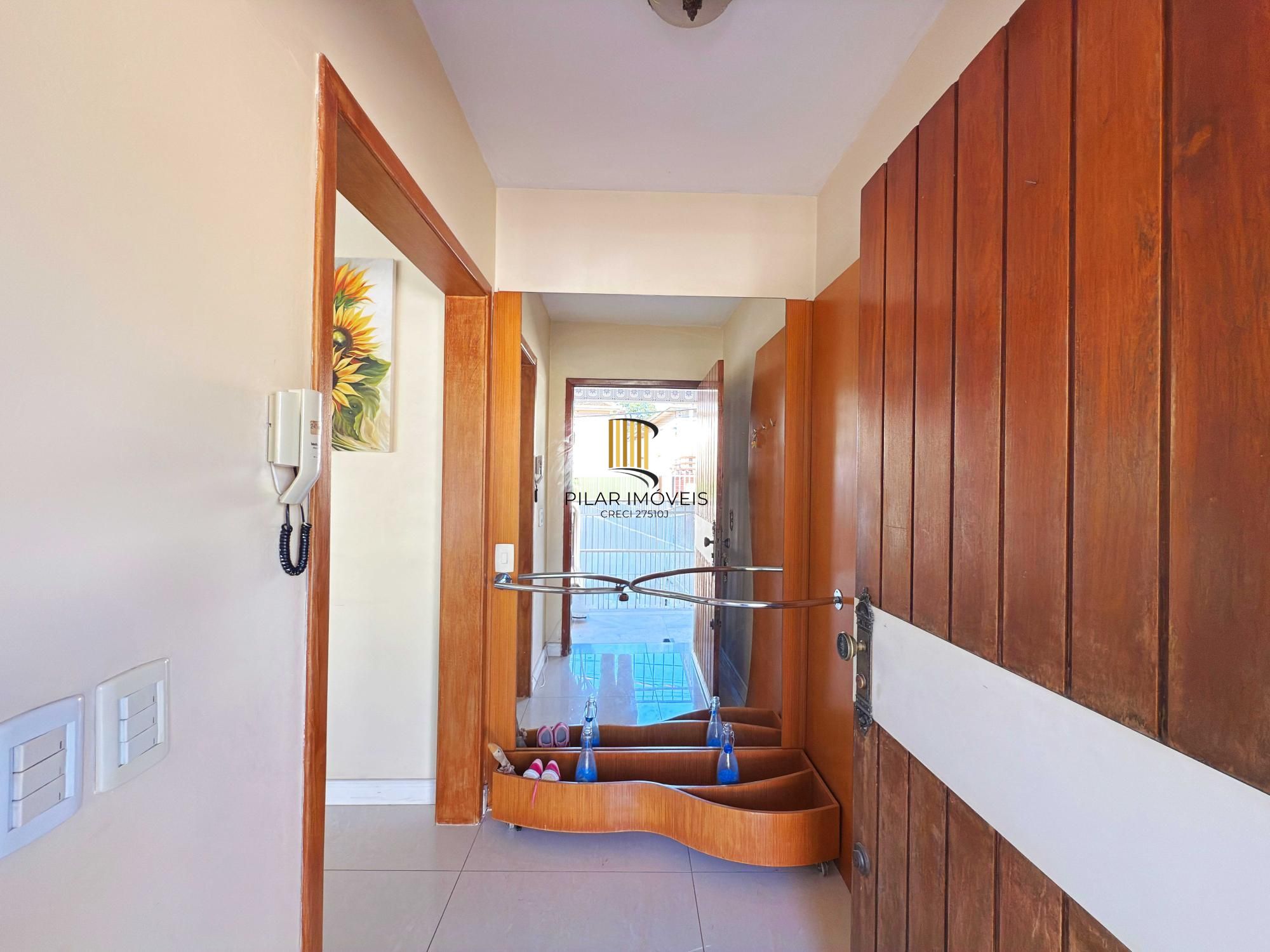 Ótima residência com 4 dormitórios, lareira e piscina no coração do bairro Tristeza.