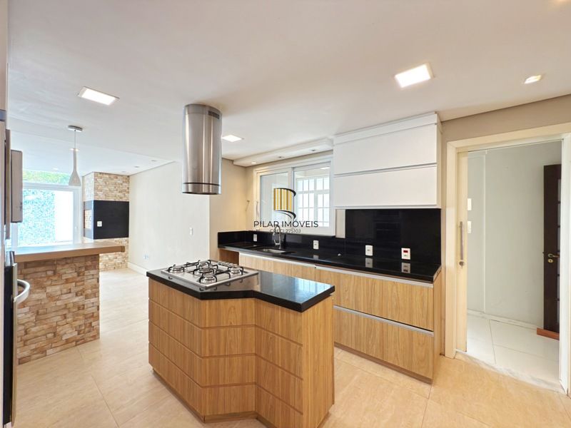 Linda Residência em Condomínio Fechado no Bairro Pedra Redonda.