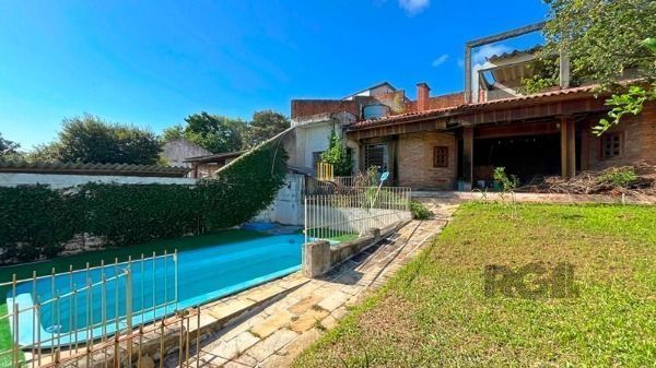 Casa em Porto Alegre, no bairro Tristeza, com 4 dormitório(s), à venda.