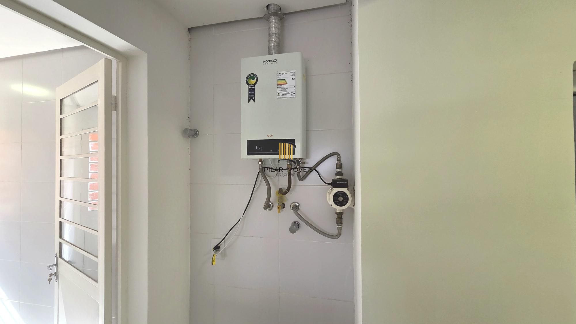 Excelente casa em condomínio fechado, com 252 m² de área privativa, com 4 dormitórios, 1 suíte e 2 vagas de garagem.