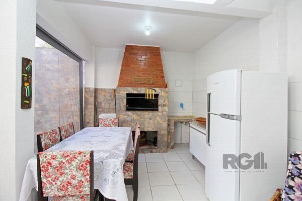 Sobrado em Porto Alegre, no bairro Vila Nova, com 3 dormitório(s), e 3 banheiros