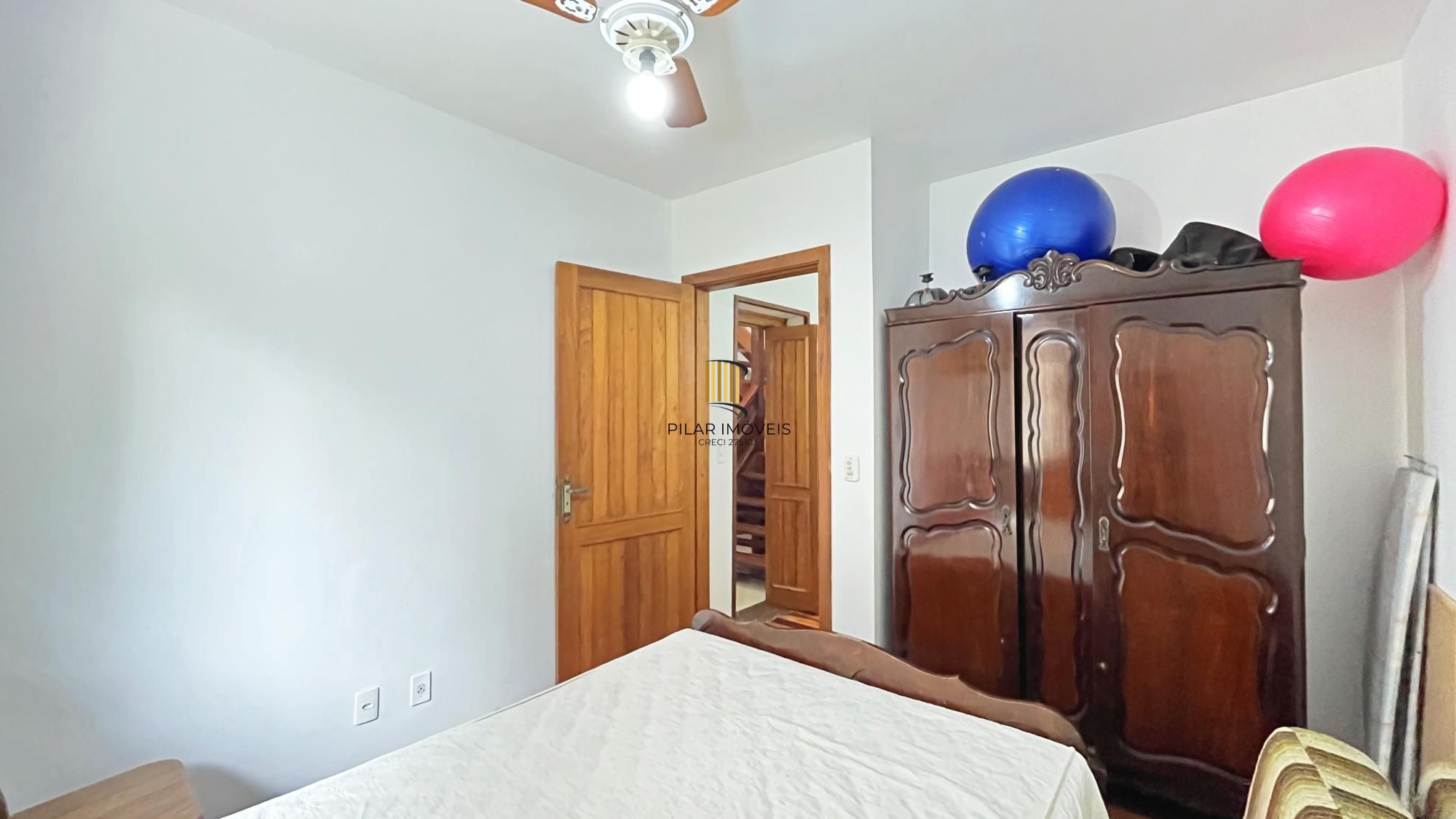 Casa 3D com 2 suítes e piscina.