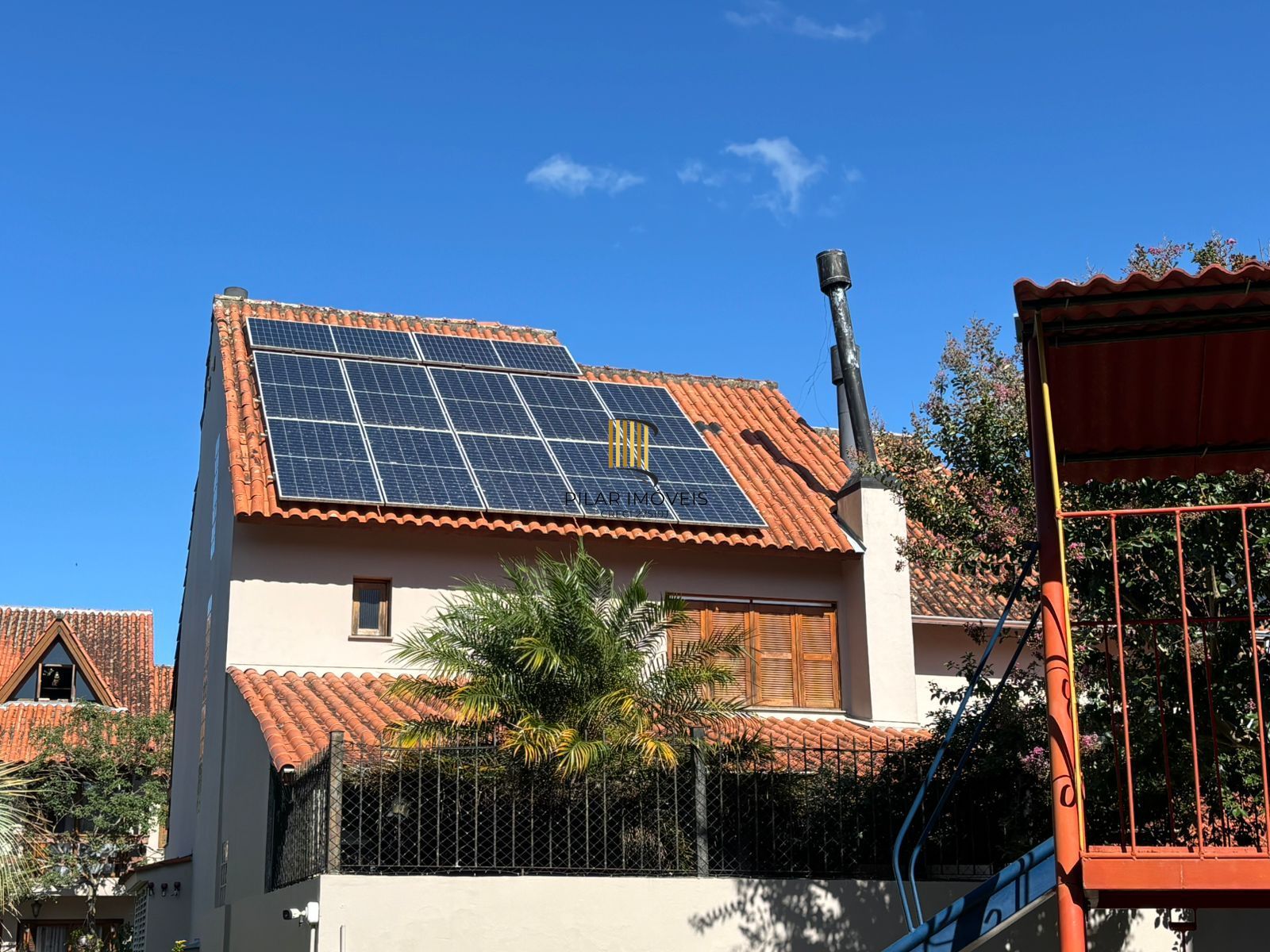 Resodência com 4 dormitórios em condomínio com Energia Solar Privativa.