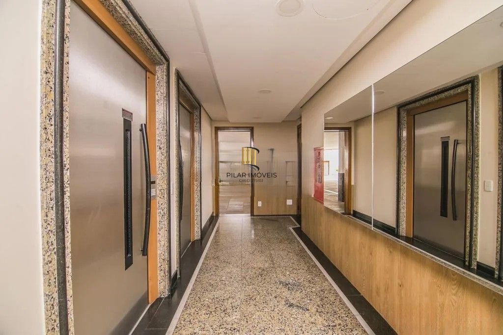 Belíssima cobertura duplex, com 262m2, com 3 dormitórios no coração do bairro Menino Deus.