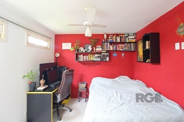 Casa em Porto Alegre, no bairro Ipanema, com 4 dormitório(s), e 4 banheiros, à v