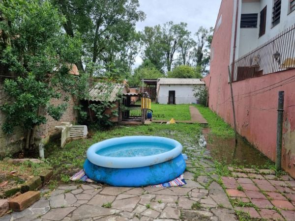Casa em Porto Alegre, no bairro Guarujá, à venda.