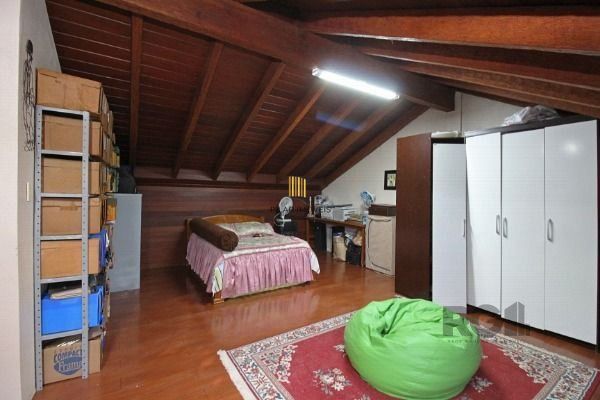 Casa em Porto Alegre, no bairro Guarujá, com 3 dormitório(s), e 3 banheiros, à v