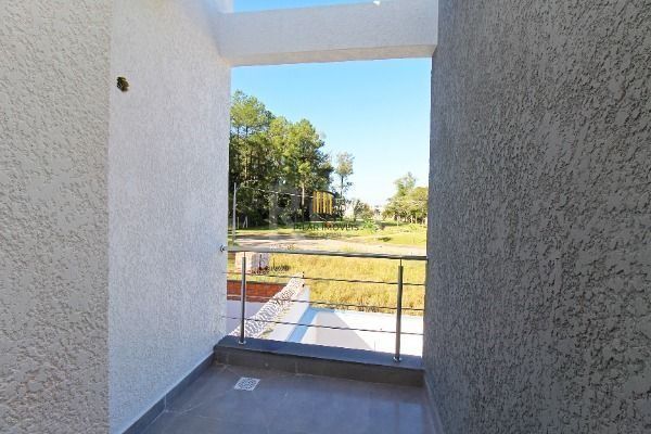 Casa em Porto Alegre, no bairro Hípica, com 2 dormitório(s), e 2 banheiros, à ve