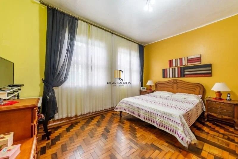 Belíssima casa de esquina, em estilo colonial com 277m2 de área privativa, terreno com 1014m2, 4 dormitórios e 3 suítes.