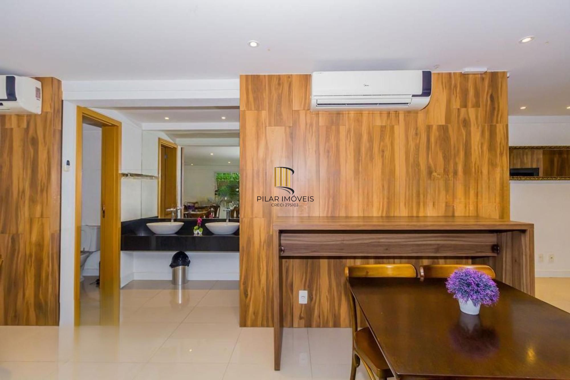 Apartamento semi mobiliado, 2 dormitórios, 1 suíte e 1 vaga de garagem coberta no bairro Menino Deus em Porto Alegre.