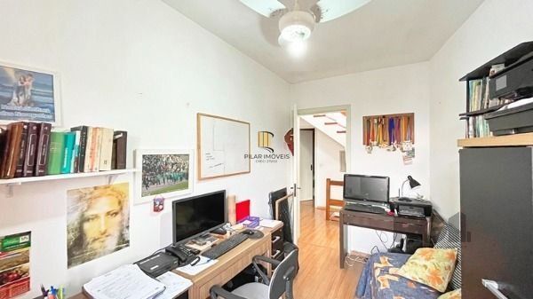 Casa em Porto Alegre, no bairro Ipanema, com 3 dormitório(s), e 3 banheiros, à v