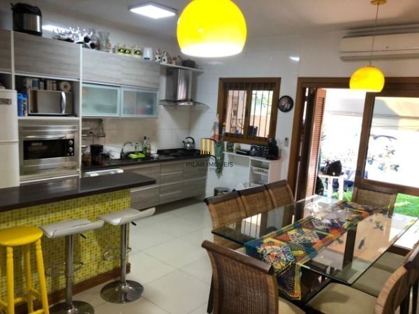 Casa para Venda - 150m², 3 dormitórios, sendo 1 suites, 2 vagas - Guarujá