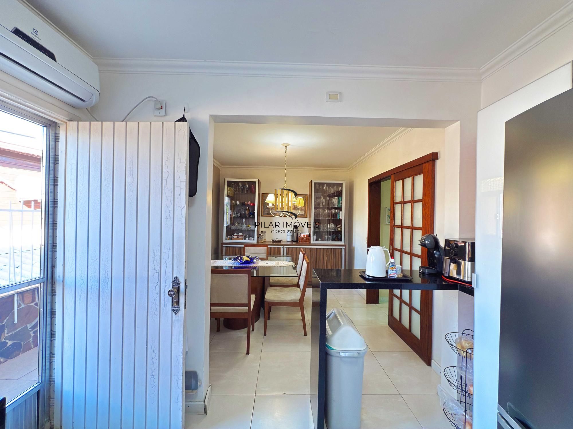 Ótima residência com 4 dormitórios, lareira e piscina no coração do bairro Tristeza.