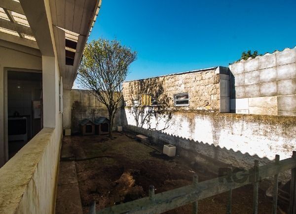 Casa em Porto Alegre, no bairro Vila Nova, com 6 dormitório(s), e 6 banheiros, à