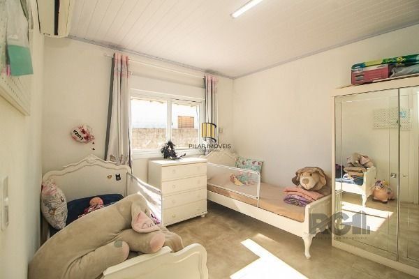 Casa em Porto Alegre, no bairro Vila Nova, com 6 dormitório(s), e 6 banheiros, à