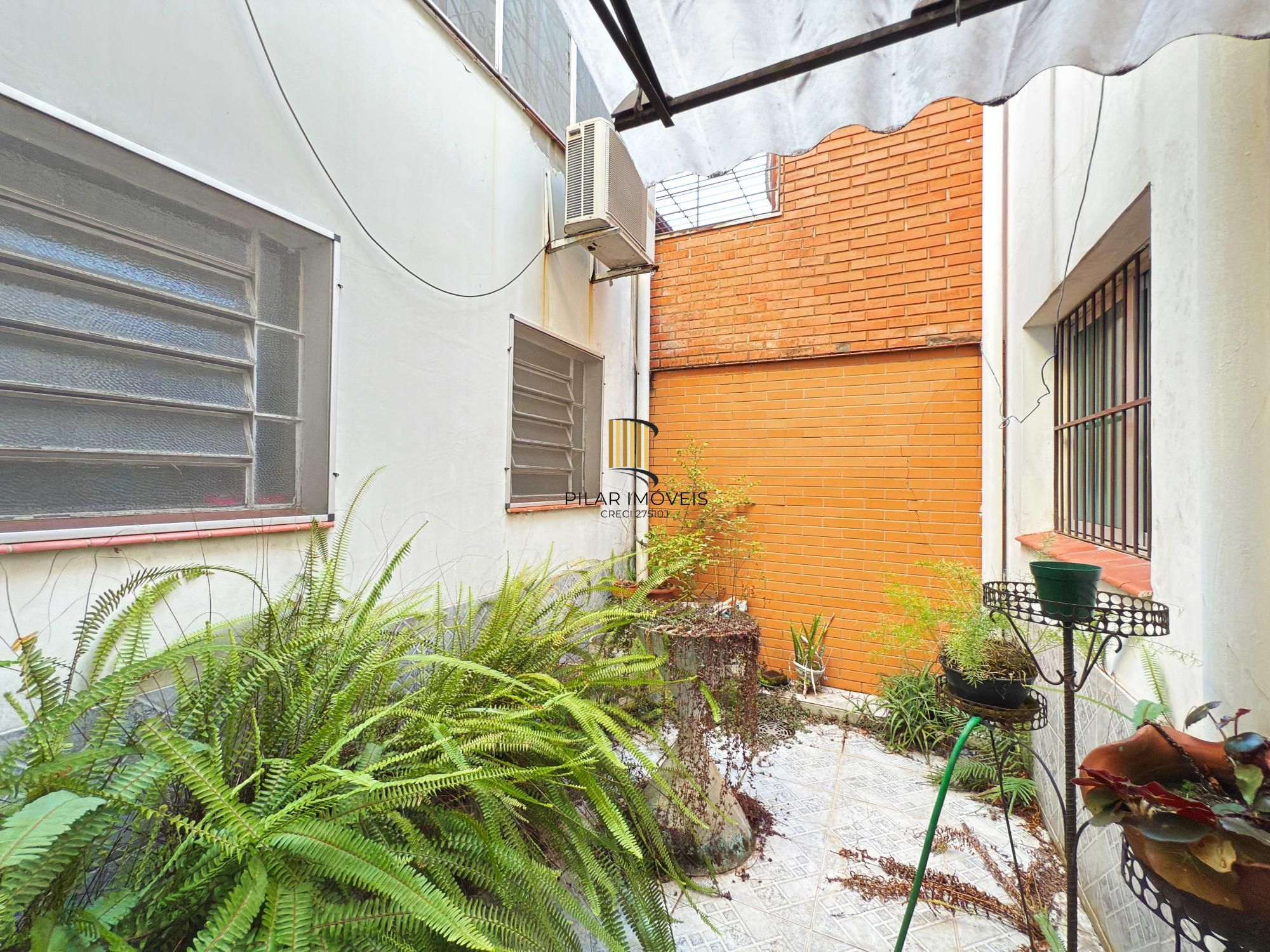 Ótima residência com 4 dormitórios, lareira e piscina no coração do bairro Tristeza.