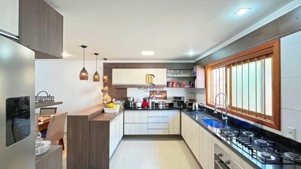 Casa em Porto Alegre, no bairro Tristeza, com 3 dormitório(s), e 3 banheiros, à 