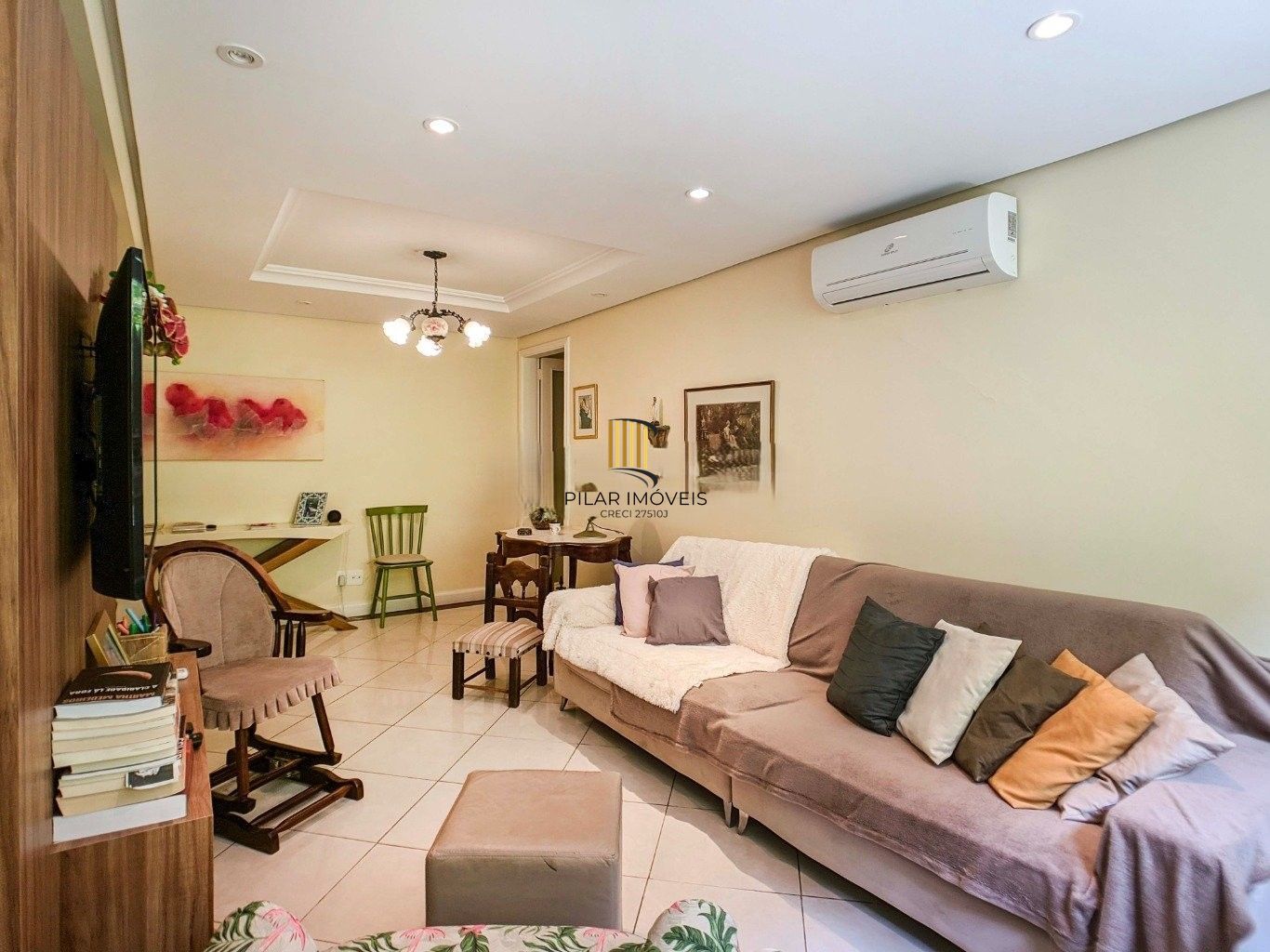 Apartamento à venda no bairro Menino Deus. Localizado em frente ao Parque Marinha do Brasil. O imóvel conta com 2 dormitórios e 1 vaga coberta.