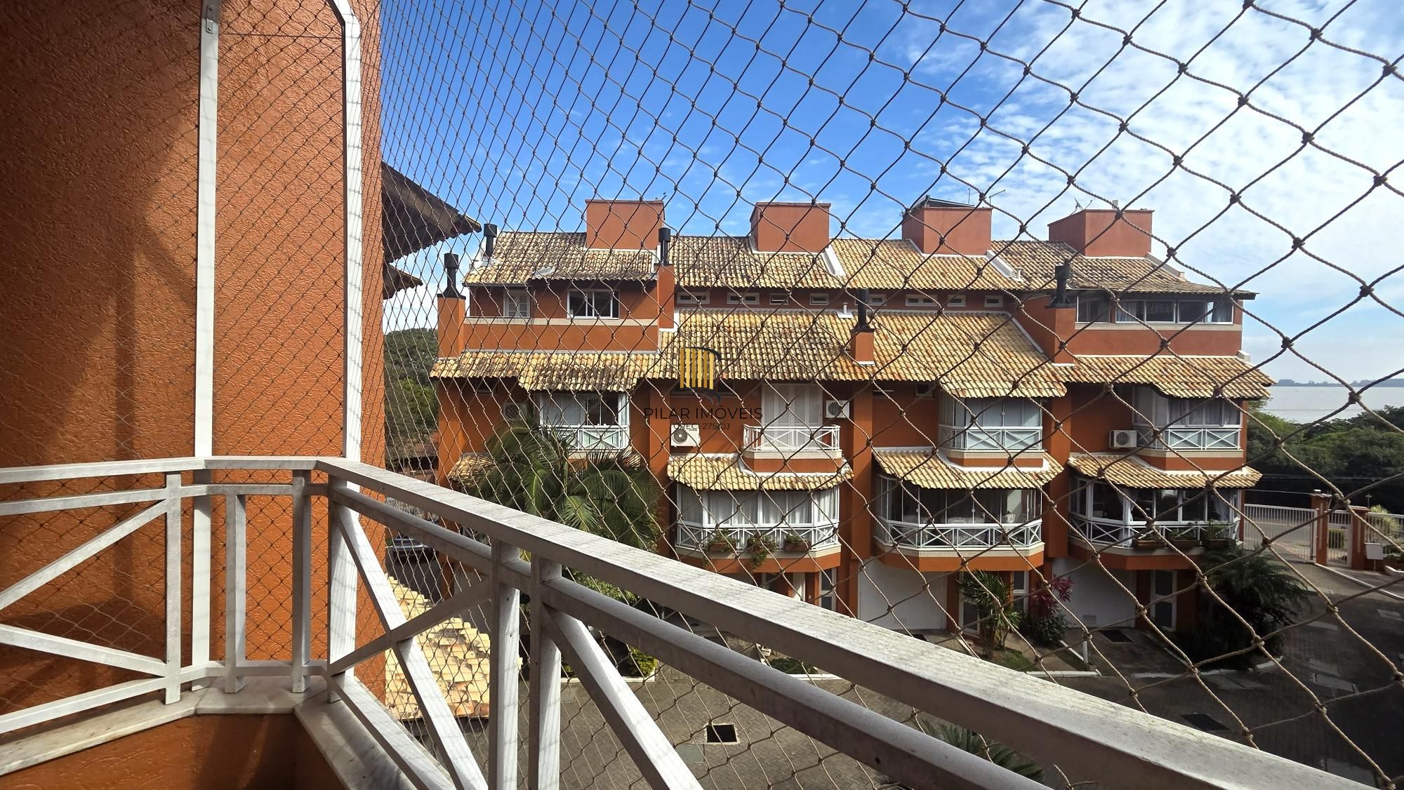 Excelente casa em condomínio fechado, com 252 m² de área privativa, com 4 dormitórios, 1 suíte e 2 vagas de garagem.