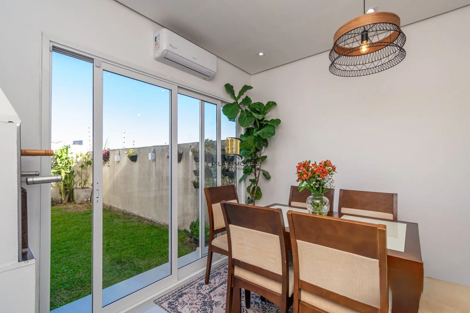 Excelente sobrado, semimobiliado,  com 77m², 2 dormitórios e 1 vaga de garagem. À venda no Hípica Boulevard – Zona Sul.