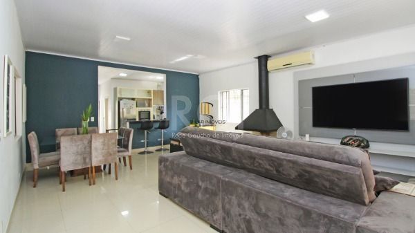 Casa bairro Medianeira, com 3 dormitórios, 2 banheiros, com piscina para venda.