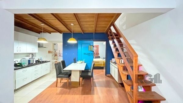 Casa em Porto Alegre, no bairro Hípica, com 2 dormitório(s), e 2 banheiros, à ve