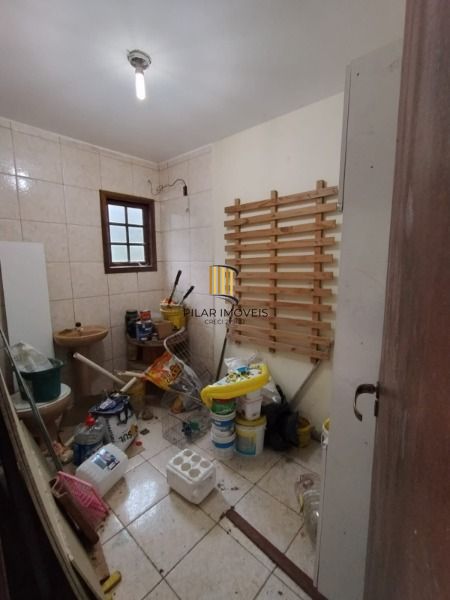 Casa em Porto Alegre, no bairro Vila Nova, com 4 dormitório(s), e 4 banheiros, à