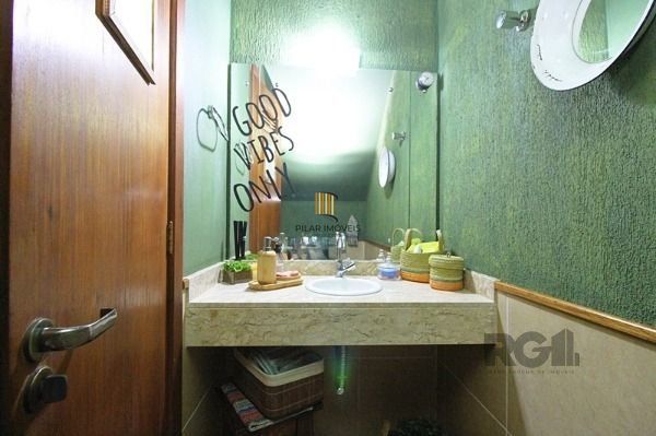 Casa em Porto Alegre, no bairro Ipanema, com 3 dormitório(s), e 3 banheiros, à v