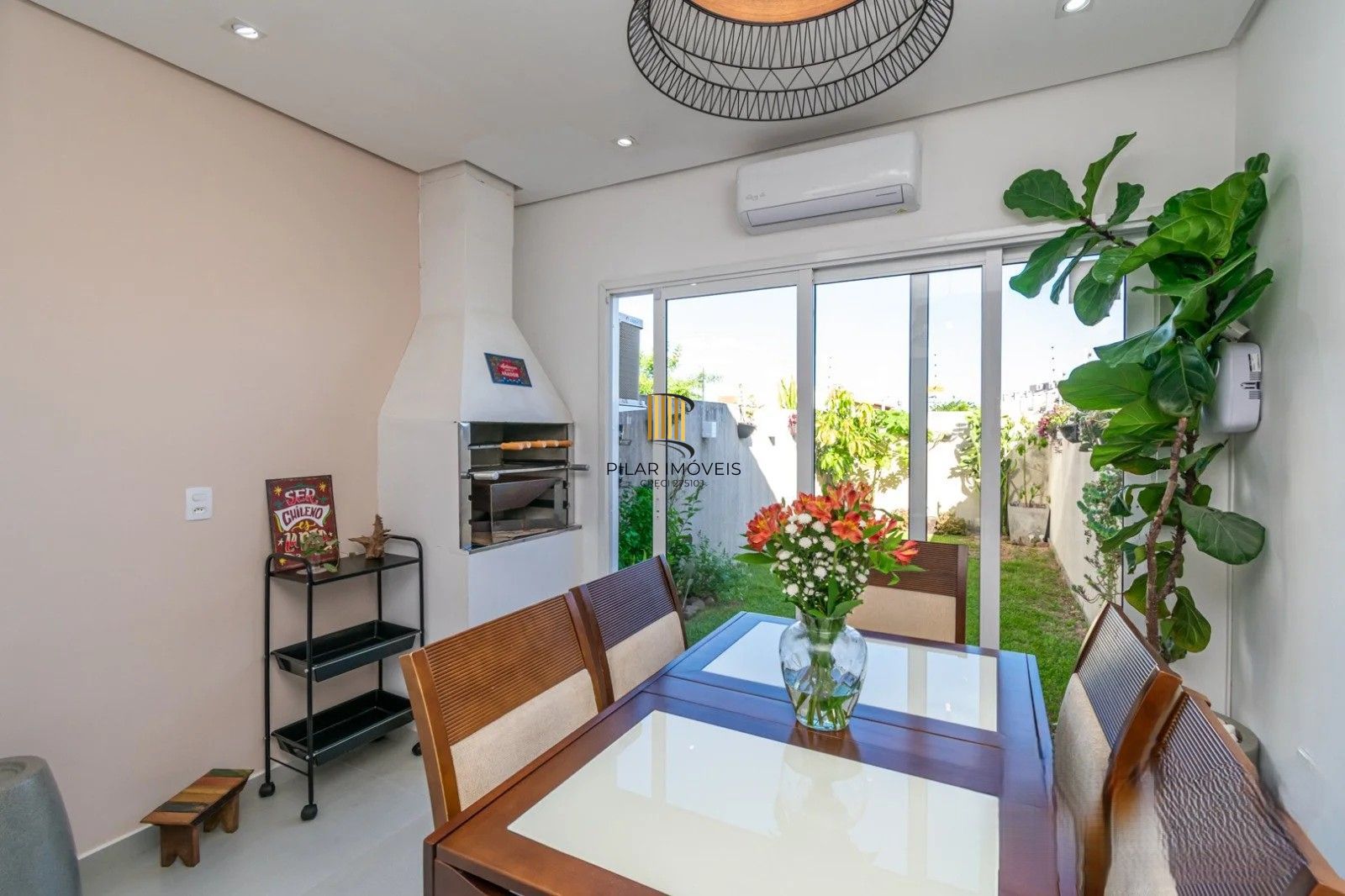 Excelente sobrado, semimobiliado,  com 77m², 2 dormitórios e 1 vaga de garagem. À venda no Hípica Boulevard – Zona Sul.